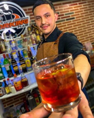 ¿Sabes el nombre de este cóctel?🍸
.
Déjalo en los comentarios 👇👇
.
.
.
.
.
.
.
.
#undiaenlaworking #cocteles #cocktails
#bartenderlife #bartenders #bartenderlifestyle #europeanbartenderschool #bartenderstyle #barlady #bartenderslife #trending #bartenderlove #flairbartender #bartenderskills #bartendermoments #vikingbartender #craftbartender #homebartender #flair_bw #bnwtones_flair #flairbartending #artistry_flair #bnw_tones_flair #bnwsplash_flair #flairbartender #flairschool #flaircrewbcn  #workingflair #flairlife